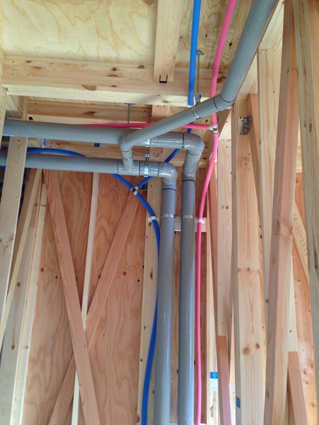 防音配管の壁から２階床下での曲がり部分。青い細い管は給水用配管、赤いのは給湯用です。.JPG