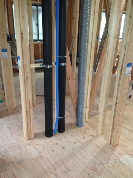 黒カバータイプもあります。右側のジャバラ管は床下に行く計画換気の配管。.JPG