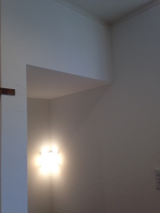 階段天井は塗り壁.JPG