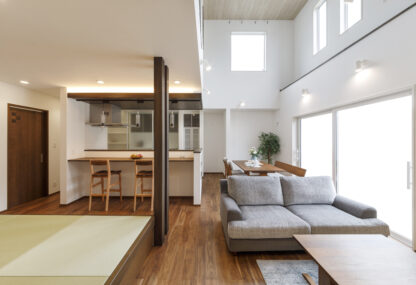 大きな吹抜けと洗練されたインテリア　非日常を追求した開放的な住まい