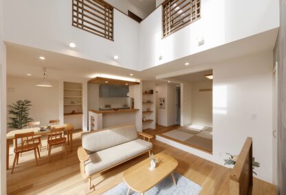 大きな吹き抜けと  使いやすい回遊家事動線が自慢の住まい