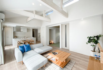 勾配天井のリビングで開放感溢れる明るい二世帯住宅