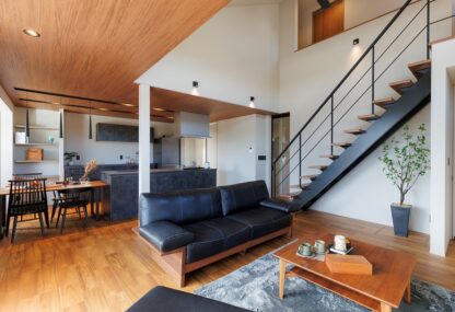 緑に囲まれて深呼吸する、ほぼ平屋の暮らし