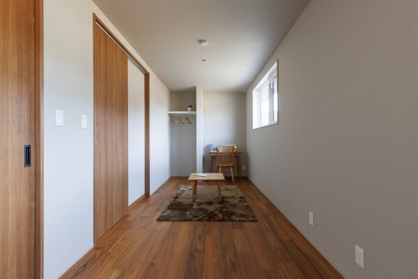 富士市の注文住宅、将来2部屋に仕切れる子ども部屋、左右対称で同じ広さと収納・窓・扉を備えた設計