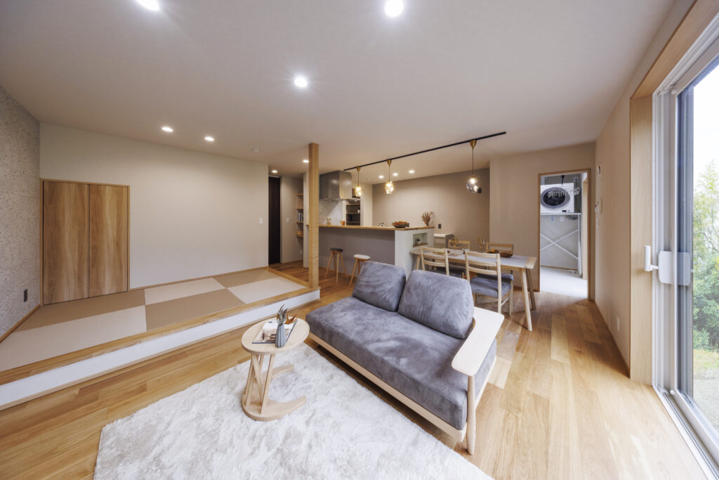 芹工務店が手がけた注文住宅のLDK。キッチン・ダイニング・小上がり畳とランドリーがつながる間取り（芹工務店の施工事例）