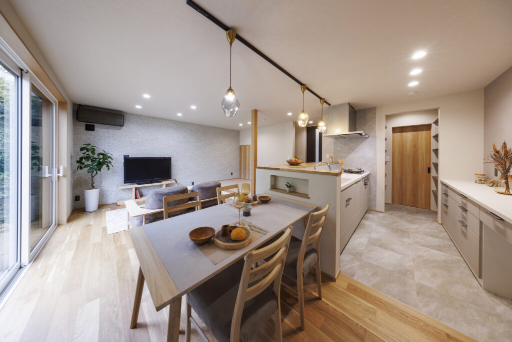 芹工務店が手がけた注文住宅のLDK。キッチンから見渡せる小上がり畳とリビング空間（芹工務店の施工事例）
