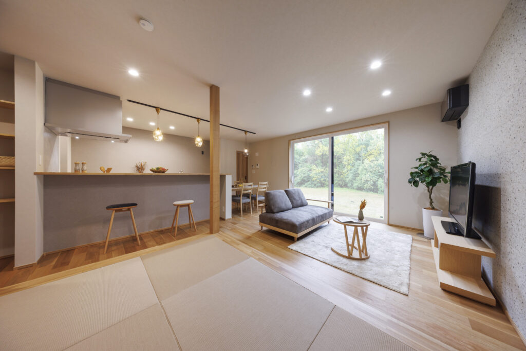 大開口の窓から庭とつながるLDK。明るく開放的に過ごせるリビング空間（芹工務店の施工事例）