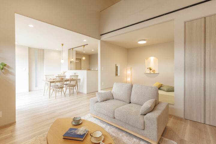 グレージュで統一したLDKとタタミコーナー。家族の気配を感じながら過ごせるほぼ平屋の住まい。